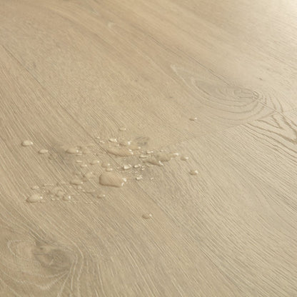 Pavimento in Laminato CLASSIC ROVERE SABBIA GREIGE QUICK-STEP impermeabile al 100% con sistema Uniclic, classe 32 e compatibilità con riscaldamento a pavimento