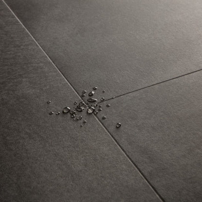 Pavimento in PVC ILLUME GRIGIO SOFT QUICK-STEP effetto pietra realistica, impermeabilità totale e posa Uniclic