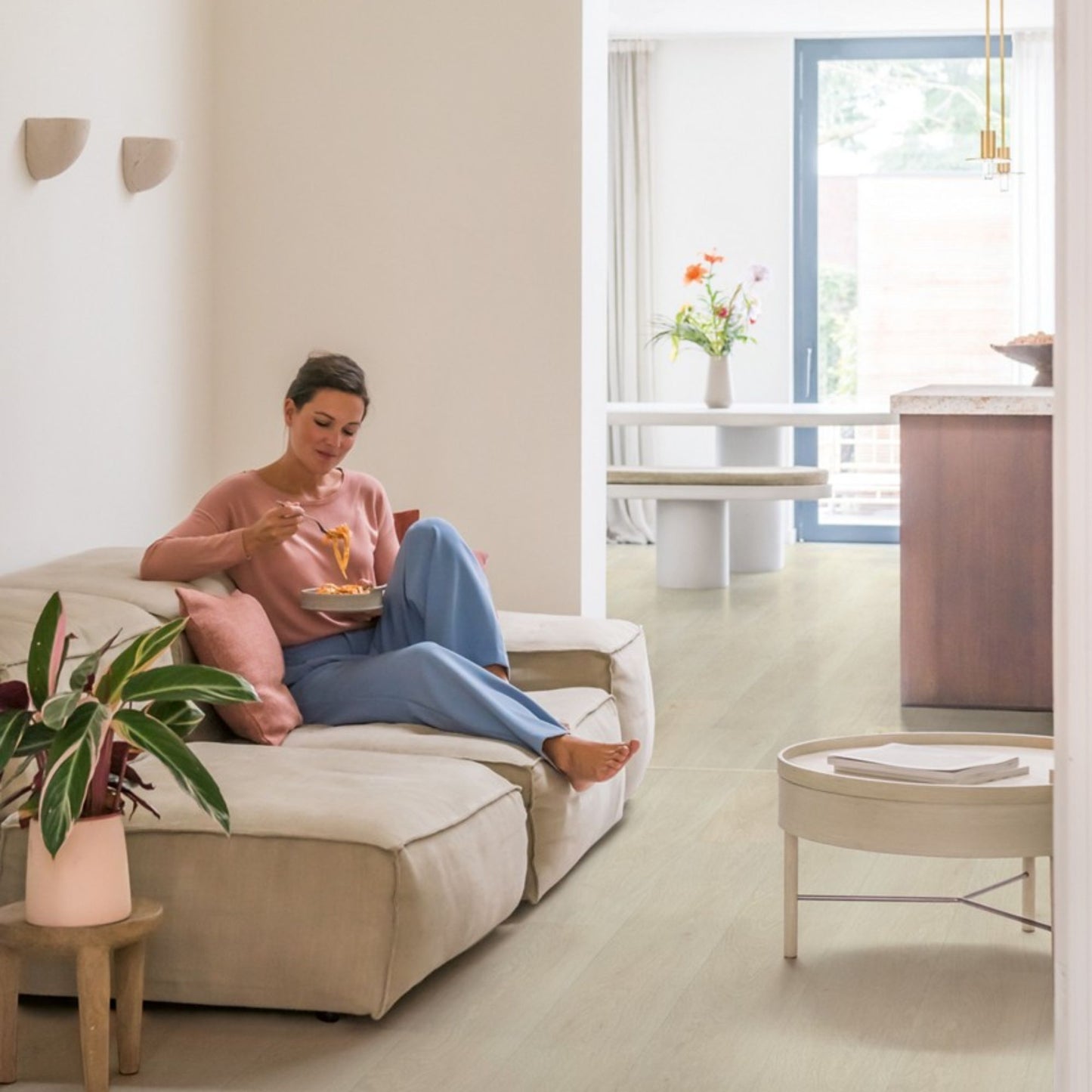 Pavimento in PVC BLOOM ROVERE DELLA BREZZA CHIARO QUICK-STEP tonalità grigio chiaro conferisce luminosità agli ambienti