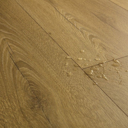 Pavimento in Laminato CLASSIC ROVERE MIELE D'ACACIA QUICK-STEP impermeabile al 100% con sistema Uniclic, compatibile con riscaldamento a pavimento