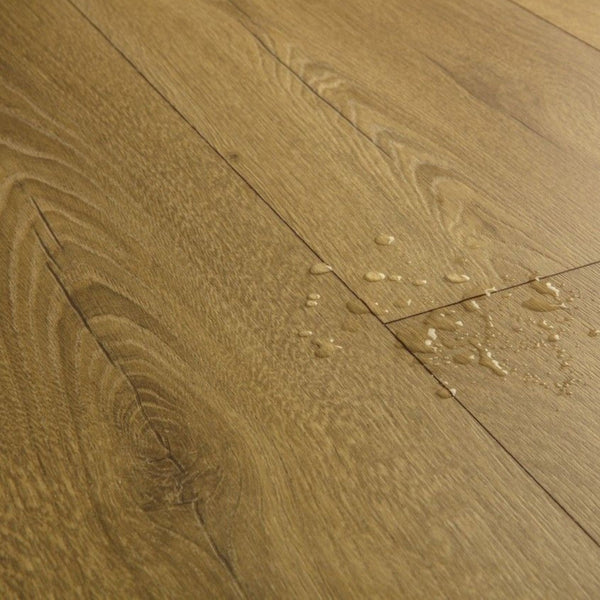 Pavimento in Laminato CLASSIC ROVERE MIELE D'ACACIA QUICK-STEP impermeabile al 100% con sistema Uniclic, compatibile con riscaldamento a pavimento