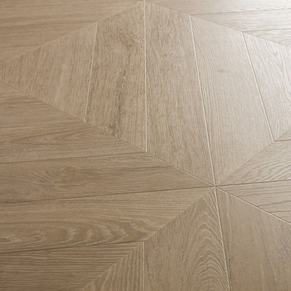 Pavimento in Laminato IMPRESSIVE PATTERNS ROVERE SPINA TAUPE QUICK-STEP impermeabile con posa geometrica, resistenza ai graffi