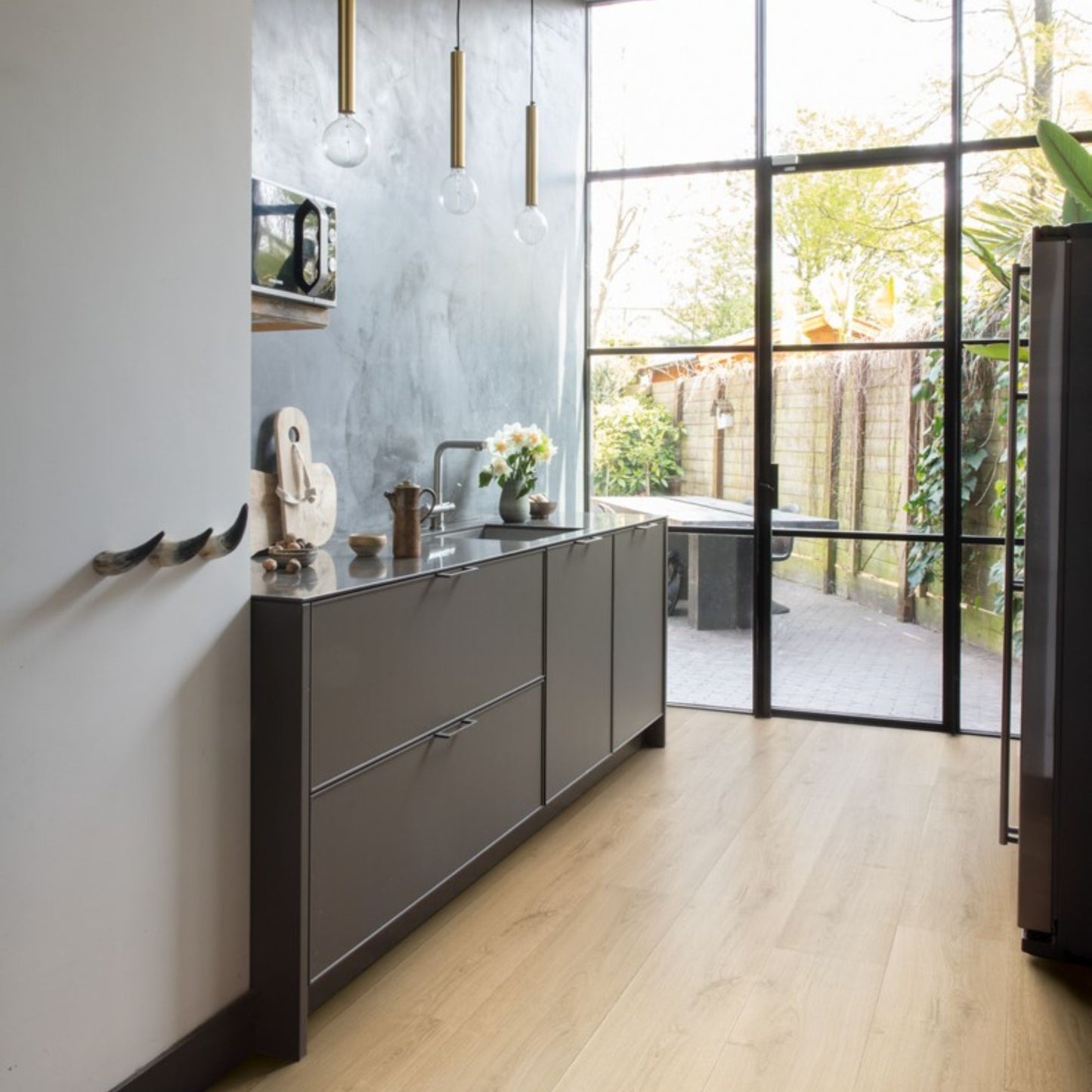 Pavimento in Laminato CAPTURE ROVERE SPAZZOLATO NATURALE QUICK-STEP progettato per abitazioni in cui il pavimento deve sostenere un utilizzo continuo