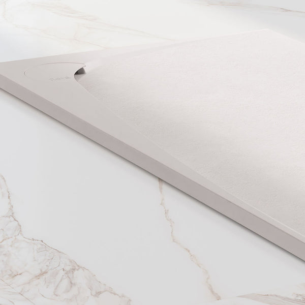 # PIATTO DOCCIA SFERA con bordatura curva sottile - FIORA BATH unisce design asimmetrico e forme arrotondate