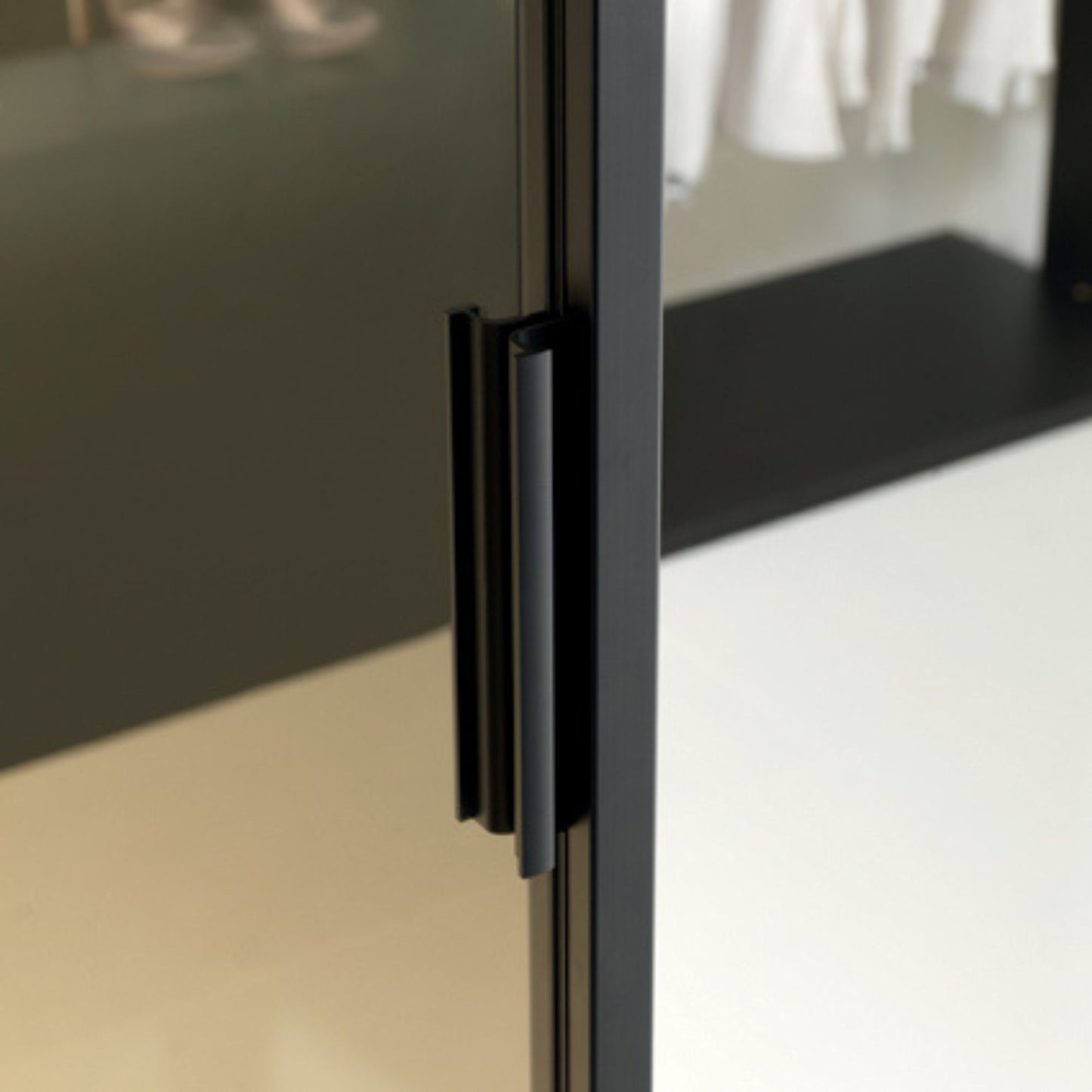 # PORTA LUNA - RES ITALIA Sistema con telaio ridotto in alluminio e ampia gamma di vetri personalizzabili