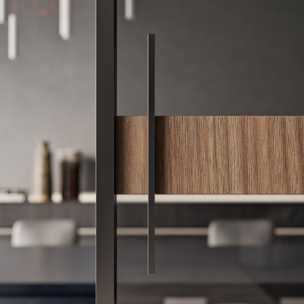 # PORTA SELENE - RES ITALIA con cornice sottile e minimale studiata per esaltare la leggerezza e la purezza del vetro