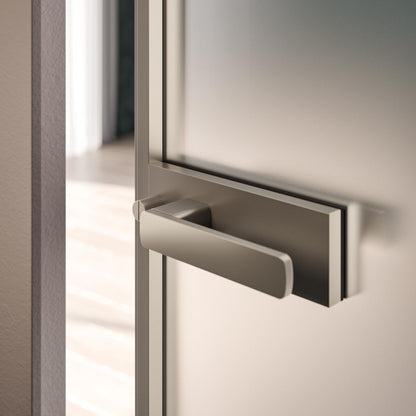 # PORTA SELENE - RES ITALIA con cornice sottile e minimale studiata per esaltare la leggerezza e la purezza del vetro