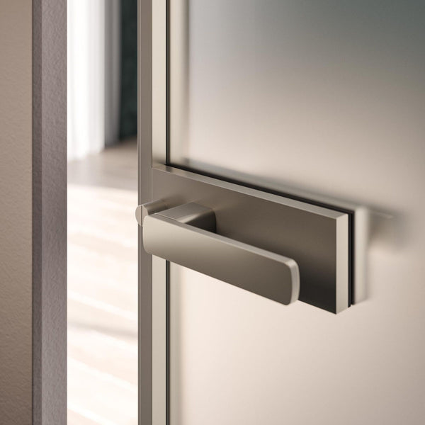 # PORTA SELENE - RES ITALIA con cornice sottile e minimale studiata per esaltare la leggerezza e la purezza del vetro