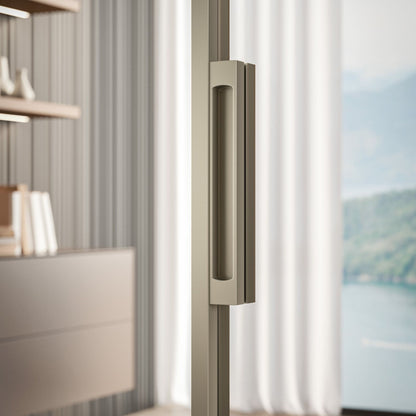 # PORTA SELENE - RES ITALIA con cornice sottile e minimale studiata per esaltare la leggerezza e la purezza del vetro