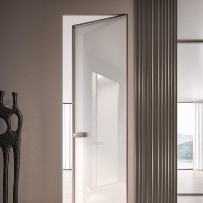 # PORTA SELENE - RES ITALIA con cornice sottile e minimale studiata per esaltare la leggerezza e la purezza del vetro