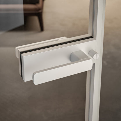 # PORTA SELENE - RES ITALIA con cornice sottile e minimale studiata per esaltare la leggerezza e la purezza del vetro