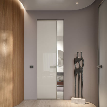 # PORTA SELENE - RES ITALIA con cornice sottile e minimale studiata per esaltare la leggerezza e la purezza del vetro