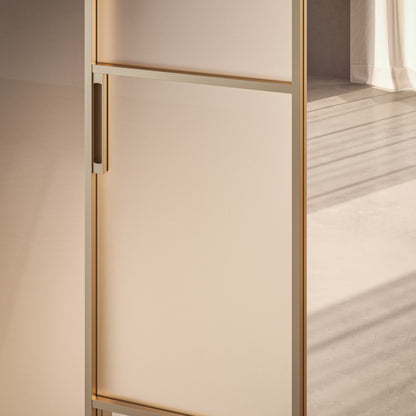 # PORTA SELENE - RES ITALIA con cornice sottile e minimale studiata per esaltare la leggerezza e la purezza del vetro