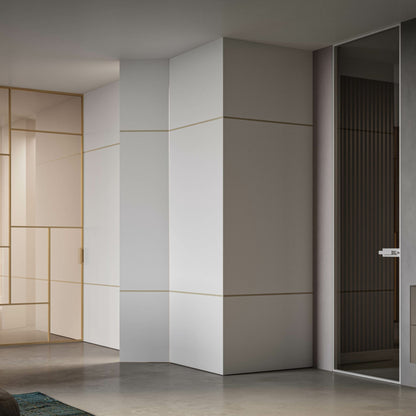 # PORTA SELENE - RES ITALIA con cornice sottile e minimale studiata per esaltare la leggerezza e la purezza del vetro