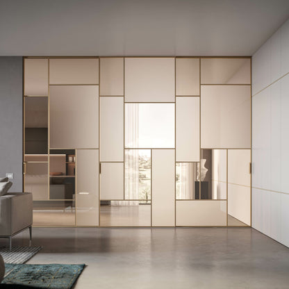 # PORTA SELENE - RES ITALIA con cornice sottile e minimale studiata per esaltare la leggerezza e la purezza del vetro