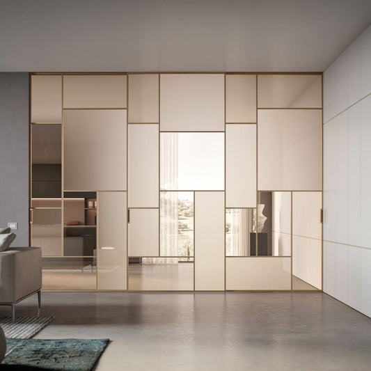 # PORTA SELENE - RES ITALIA con cornice sottile e minimale studiata per esaltare la leggerezza e la purezza del vetro