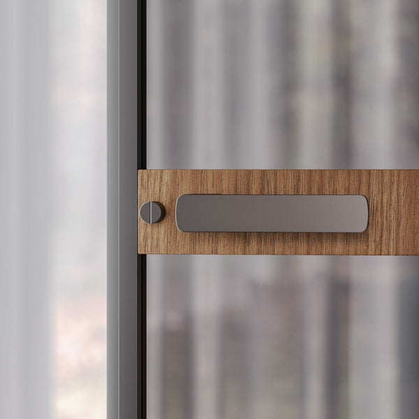 # PORTA SELENE - RES ITALIA con cornice sottile e minimale studiata per esaltare la leggerezza e la purezza del vetro