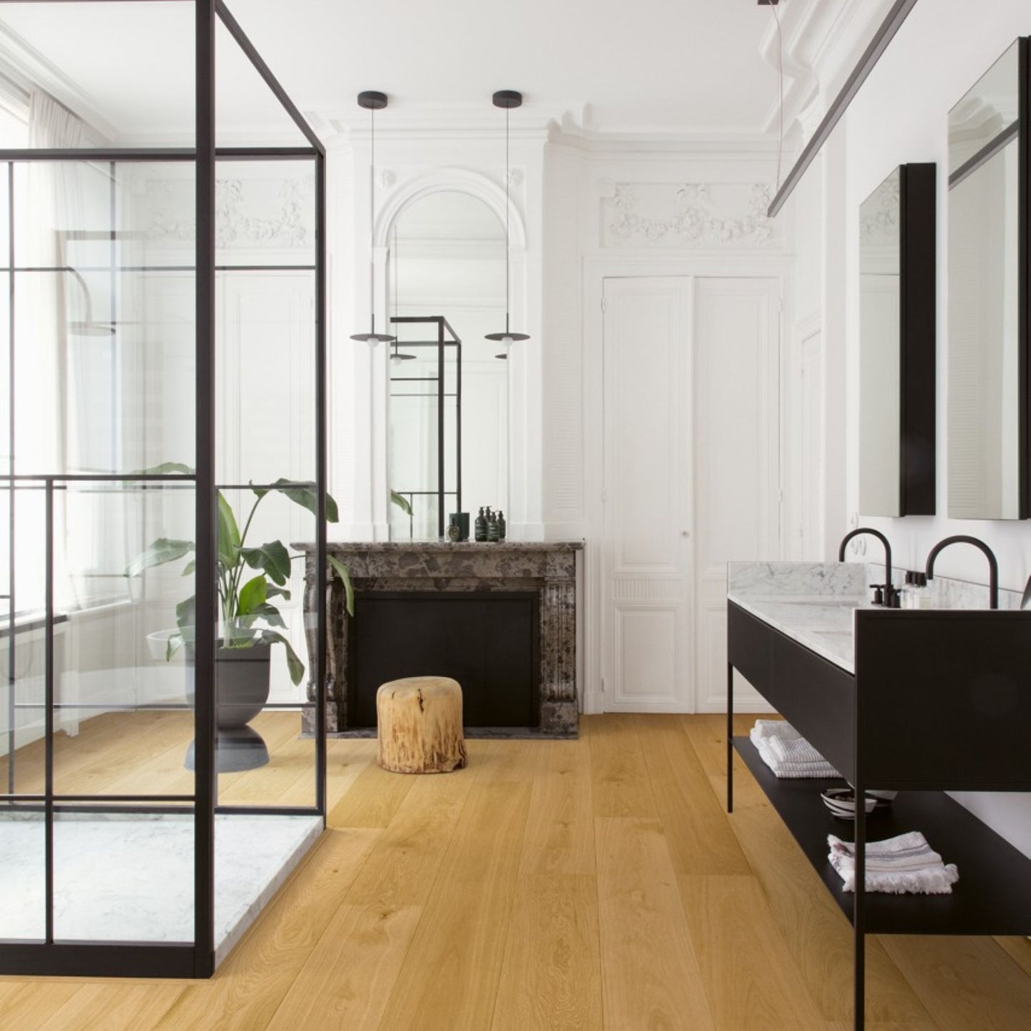 Pavimento in PARQUET CALA ROVERE NATURALE EXTRA OPACO QUICK-STEP effetto legno dona alla casa un effetto luminoso e uniforme