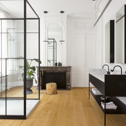 Pavimento in PARQUET CALA ROVERE NATURALE EXTRA OPACO QUICK-STEP effetto legno dona alla casa un effetto luminoso e uniforme