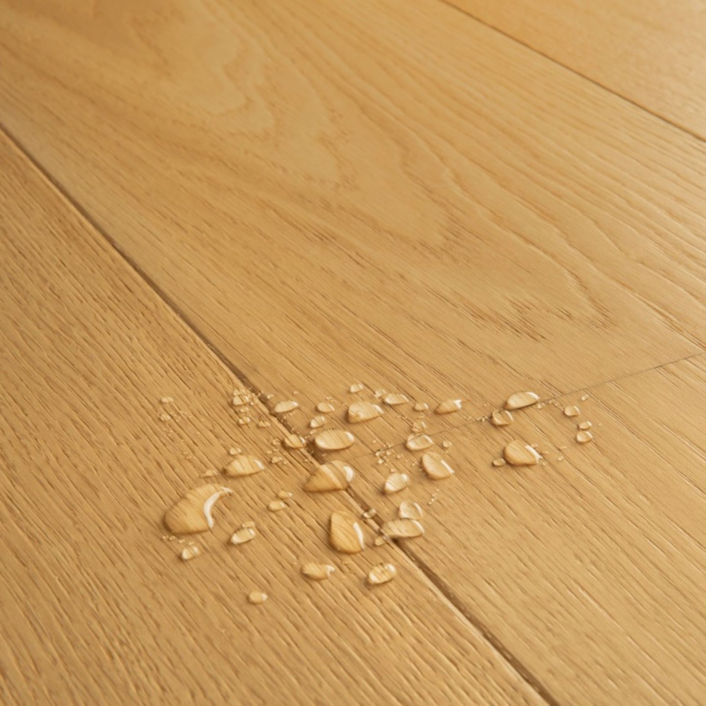 Pavimento in PARQUET CALA ROVERE NATURALE EXTRA OPACO QUICK-STEP effetto legno dona alla casa un effetto luminoso e uniforme
