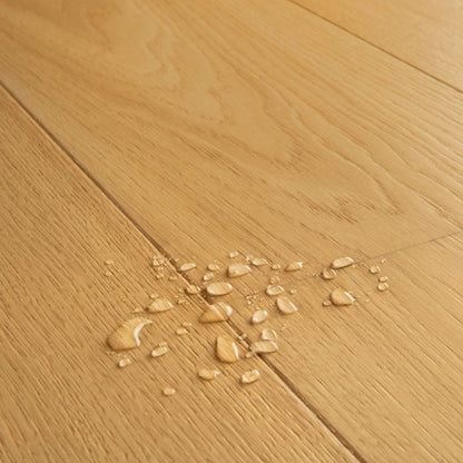 Pavimento in PARQUET CALA ROVERE NATURALE EXTRA OPACO QUICK-STEP effetto legno dona alla casa un effetto luminoso e uniforme