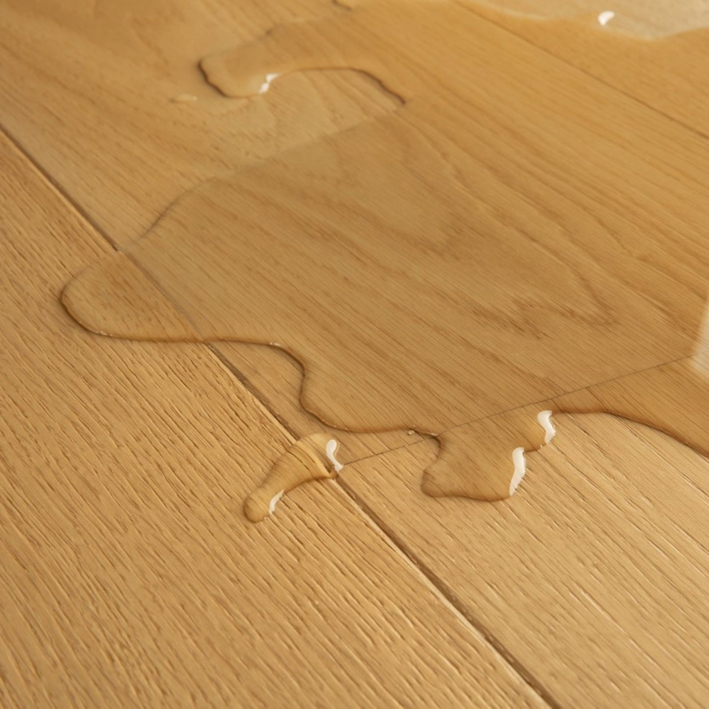 Pavimento in PARQUET CALA ROVERE NATURALE EXTRA OPACO QUICK-STEP effetto legno dona alla casa un effetto luminoso e uniforme