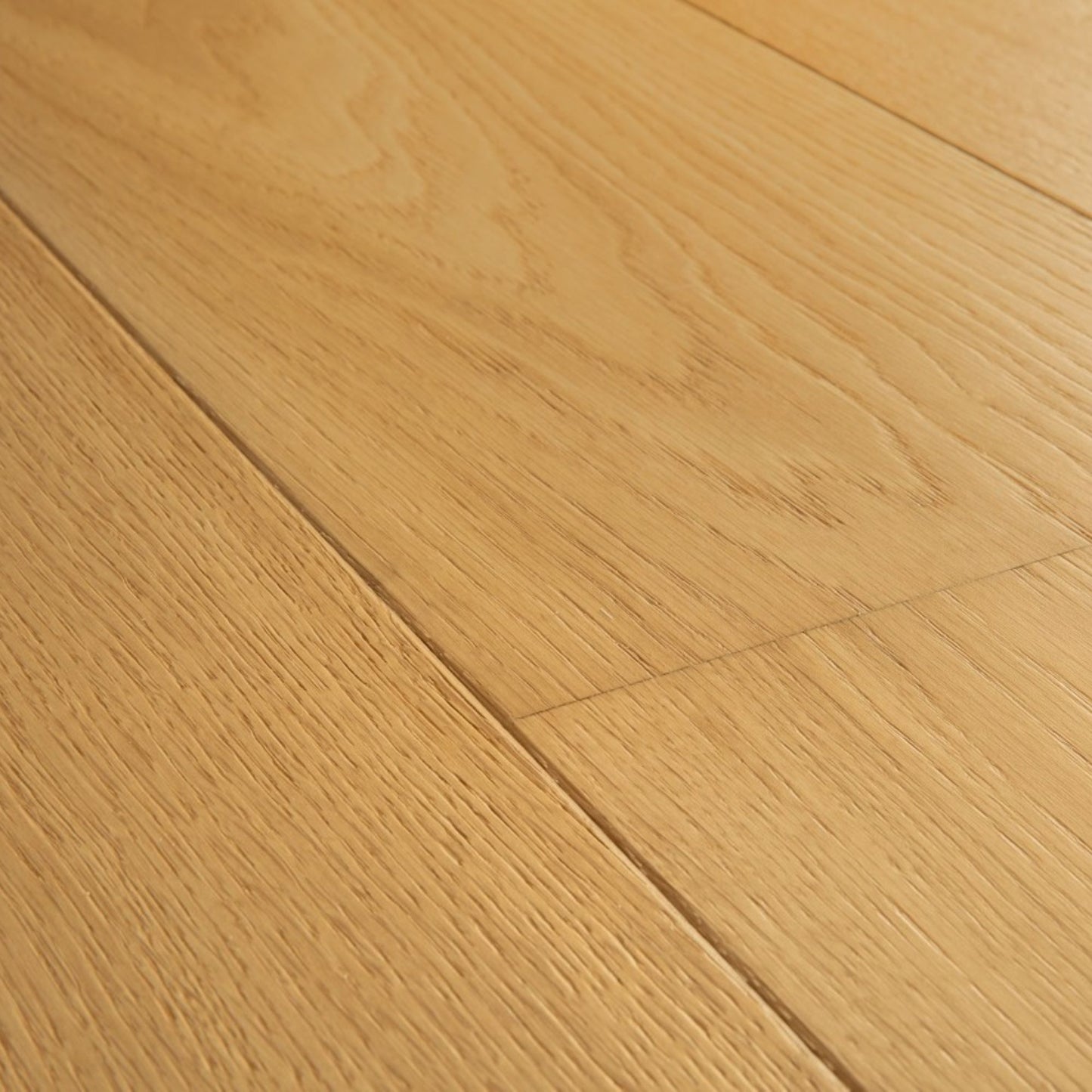 Pavimento in PARQUET CALA ROVERE NATURALE EXTRA OPACO QUICK-STEP effetto legno dona alla casa un effetto luminoso e uniforme
