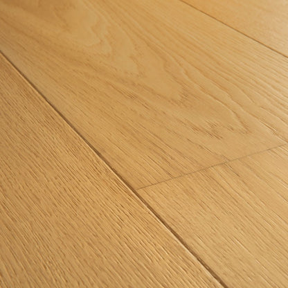 Pavimento in PARQUET CALA ROVERE NATURALE EXTRA OPACO QUICK-STEP effetto legno dona alla casa un effetto luminoso e uniforme