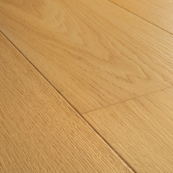 Pavimento in PARQUET CALA ROVERE NATURALE EXTRA OPACO QUICK-STEP effetto legno dona alla casa un effetto luminoso e uniforme