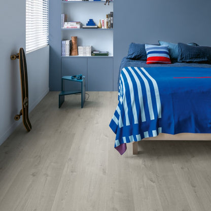 Pavimento in PVC BLOOM ROVERE COTONE GRIGIO FREDDO QUICK-STEP con doga media e sistema Uniclic per ambienti residenziali