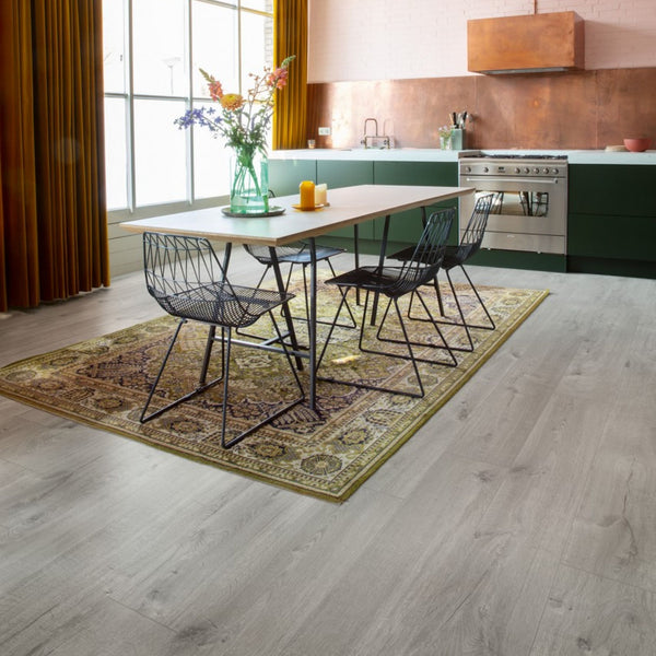 Pavimento in PVC BLOOM ROVERE COTONE GRIGIO FREDDO QUICK-STEP con doga media e sistema Uniclic per ambienti residenziali