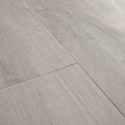 Pavimento in PVC BLOOM ROVERE COTONE GRIGIO FREDDO QUICK-STEP con doga media e sistema Uniclic per ambienti residenziali