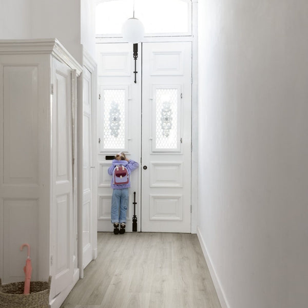 Pavimento in PVC BLOOM GRIGIO NATURALE QUICK-STEP esistente a graffi e macchie, impermeabile e compatibile con riscaldamento a pavimento