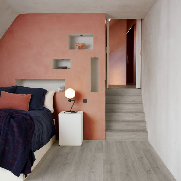 Pavimento in PVC BLOOM GRIGIO NATURALE QUICK-STEP esistente a graffi e macchie, impermeabile e compatibile con riscaldamento a pavimento