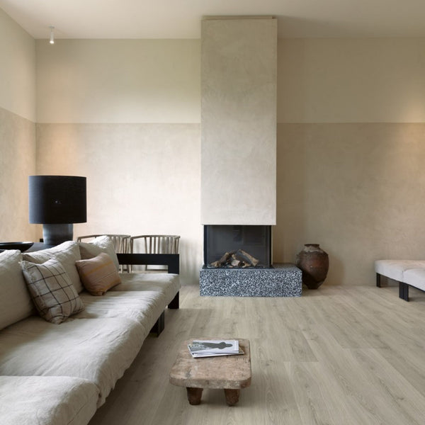 Pavimento in PVC BLOOM GRIGIO NATURALE QUICK-STEP esistente a graffi e macchie, impermeabile e compatibile con riscaldamento a pavimento