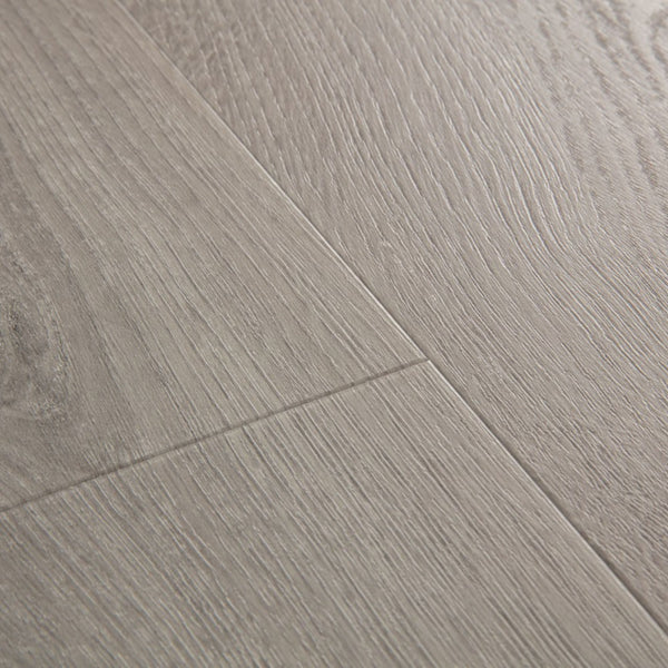 Pavimento in PVC BLOOM GRIGIO NATURALE QUICK-STEP esistente a graffi e macchie, impermeabile e compatibile con riscaldamento a pavimento