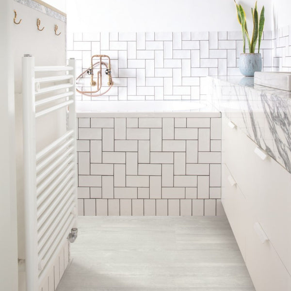 Pavimento in PVC BLOOM PINO NEVE QUICK-STEP doga media con sistema Uniclic per uso residenziale
