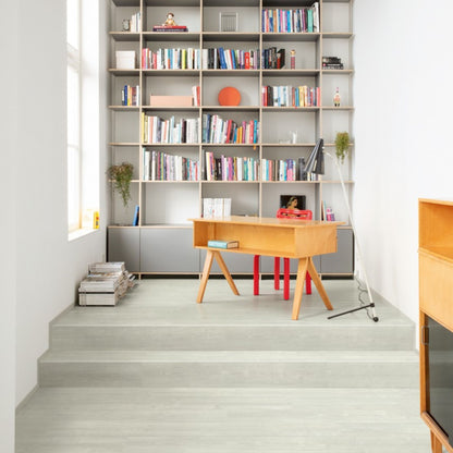 Pavimento in PVC BLOOM PINO NEVE QUICK-STEP doga media con sistema Uniclic per uso residenziale