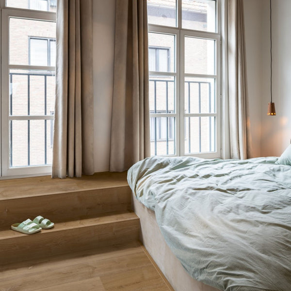 Pavimento in PVC BLOOM ROVERE AFFUMICATO ELEGANTE QUICK-STEP a doga media con Uniclic e bisellatura naturale