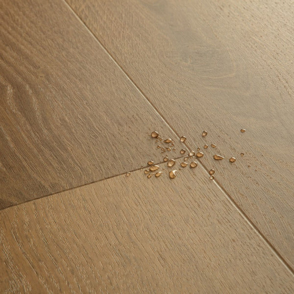 Pavimento in PVC BLOOM ROVERE AFFUMICATO ELEGANTE QUICK-STEP a doga media con Uniclic e bisellatura naturale