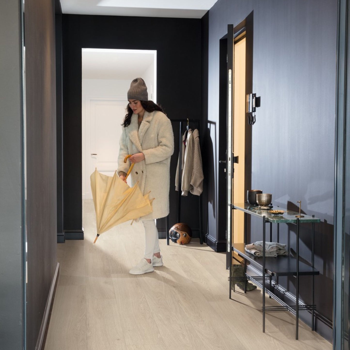 Pavimento in PVC BLOOM ROVERE DELLA BREZZA BEIGE QUICK-STEP con doga media tecnologia impermeabile Hydroseal per ambienti residenzia