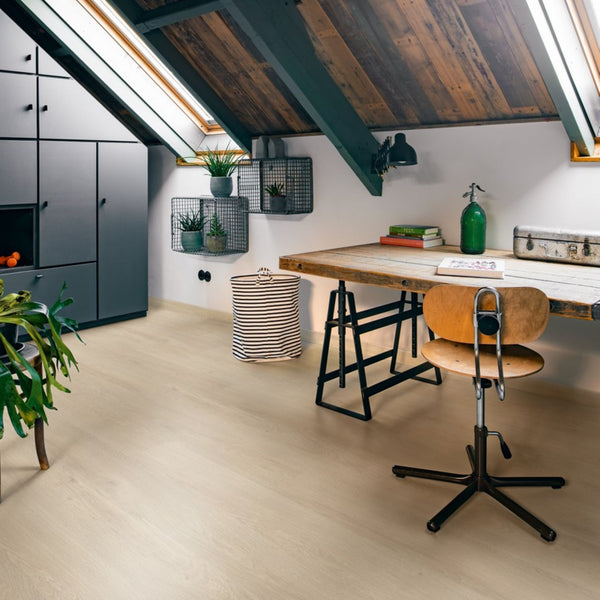 Pavimento in PVC BLOOM ROVERE DELLA BREZZA BEIGE QUICK-STEP con doga media tecnologia impermeabile Hydroseal per ambienti residenzia
