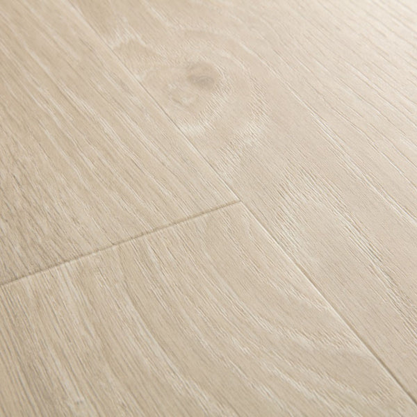 Pavimento in PVC BLOOM ROVERE DELLA BREZZA BEIGE QUICK-STEP con doga media tecnologia impermeabile Hydroseal per ambienti residenzia