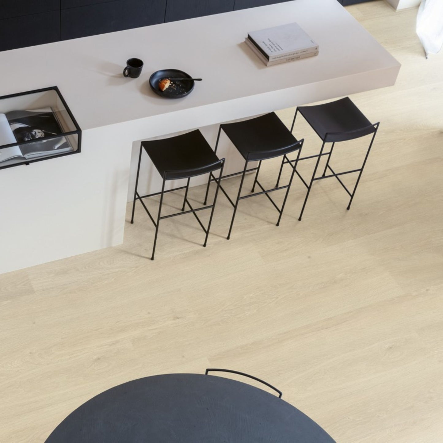 Pavimento in PVC BLOOM ROVERE DELLA BREZZA BEIGE QUICK-STEP con doga media tecnologia impermeabile Hydroseal per ambienti residenzia