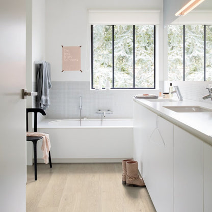 Pavimento in PVC BLOOM ROVERE DELLA BREZZA BEIGE QUICK-STEP con doga media tecnologia impermeabile Hydroseal per ambienti residenzia