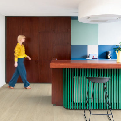 Pavimento in PVC BLOOM ROVERE DELLA BREZZA BEIGE QUICK-STEP con doga media tecnologia impermeabile Hydroseal per ambienti residenzia