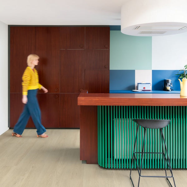 Pavimento in PVC BLOOM ROVERE DELLA BREZZA BEIGE QUICK-STEP con doga media tecnologia impermeabile Hydroseal per ambienti residenzia