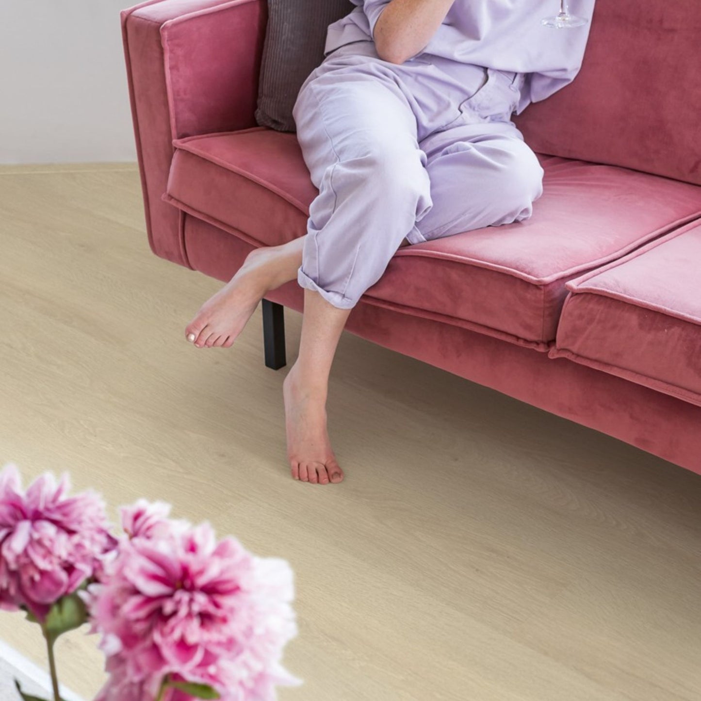 Pavimento in PVC BLOOM ROVERE DELLA BREZZA BEIGE QUICK-STEP con doga media tecnologia impermeabile Hydroseal per ambienti residenzia