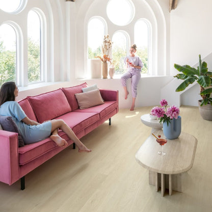 Pavimento in PVC BLOOM ROVERE DELLA BREZZA BEIGE QUICK-STEP con doga media tecnologia impermeabile Hydroseal per ambienti residenzia