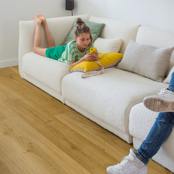 Pavimento in PVC BLOOM ROVERE FUMÈ NATURALE QUICK-STEP doga media con sistema Uniclic e tecnologia Hydroseal